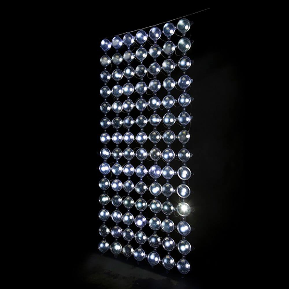 Bubbles Design Hängeleuchte 190 in einem modernen Raum, dekorativer Lichtscreen mit kugelförmigen Modulen.