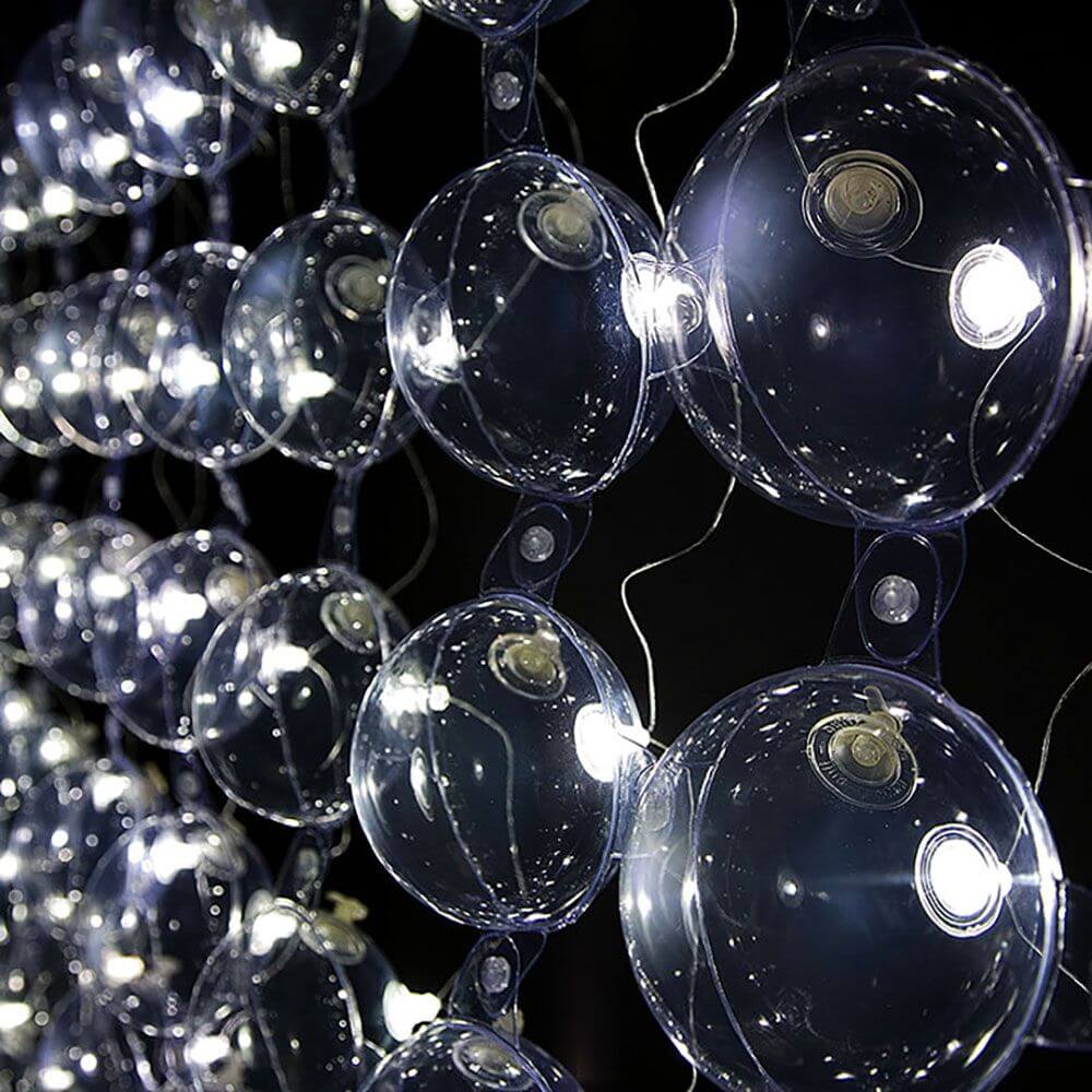 Bubbles Design Hängeleuchte 190 aus kugelförmigen Modulen, die ein leuchtendes Netz bilden.