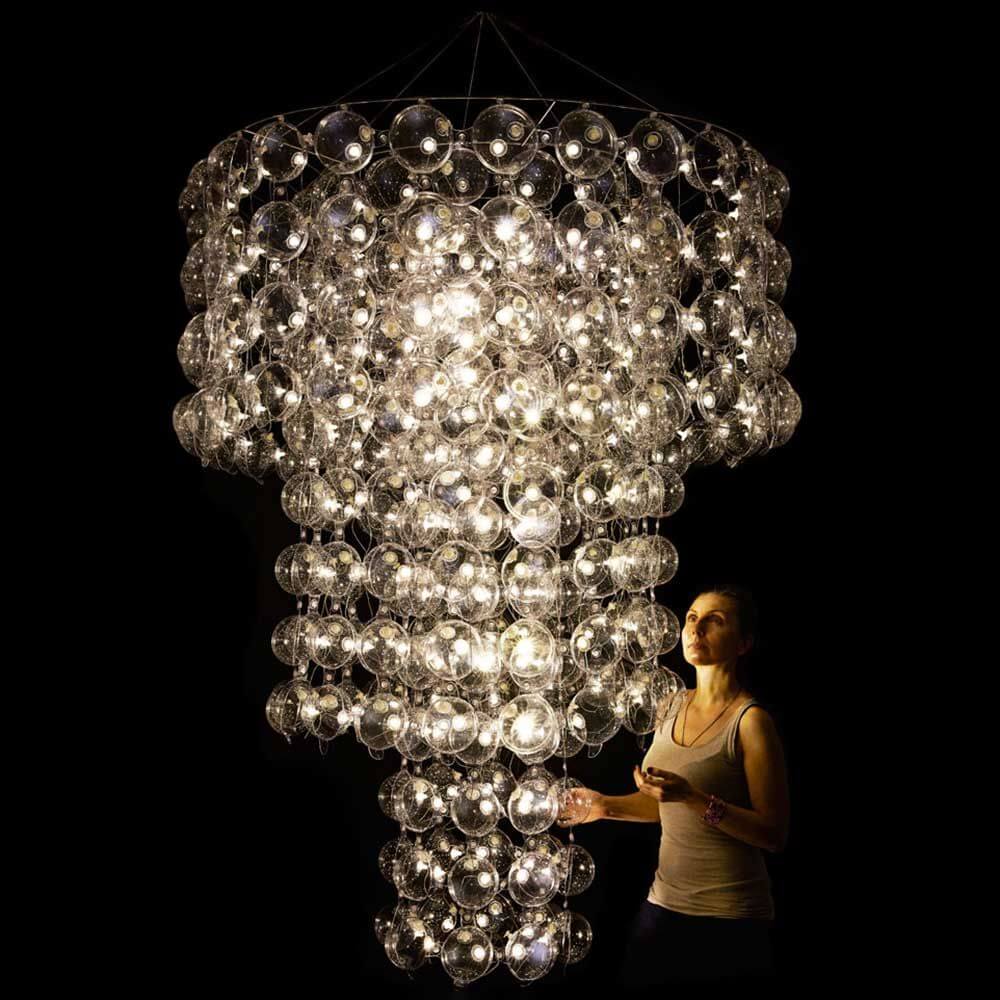 Puff-Buff Empereor Kronleuchter mit 2 Meter Höhe und Bubbles®-Beleuchtung für extravagante Interieurs.
