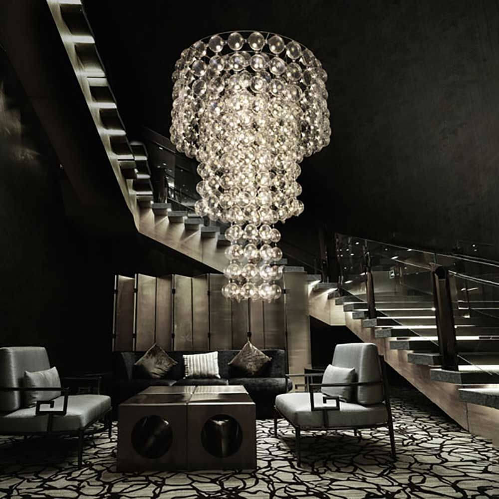 Halb Empereor Design-Kronleuchter in modernem Interieur mit Bubbles®-Beleuchtung und extravaganten Details.