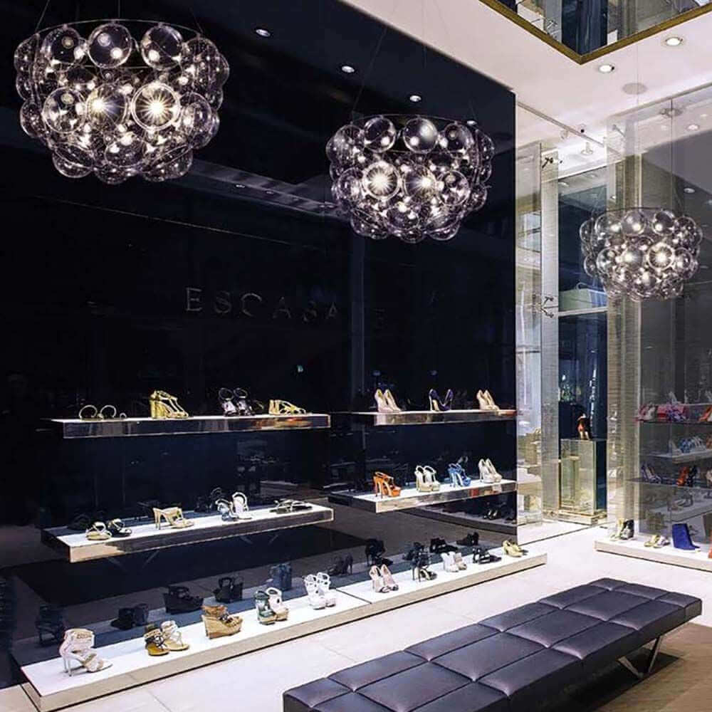 Hängeleuchten im modernen Schuhgeschäft mit stylischen Schuhen und elegantem Design.