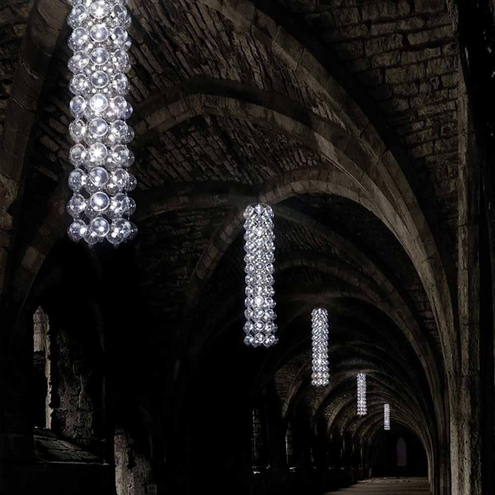 Hightower Design-Kronleuchter 40, moderne Beleuchtungssäule in einem historischen Gewölbe, energieeffizient und leicht.