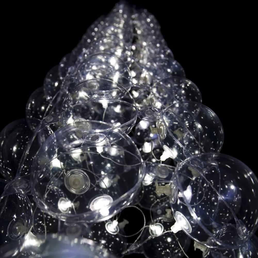 Hightower Design-Stehleuchte mit transparenten Kugeln und LED-Beleuchtung auf schwarzem Hintergrund.