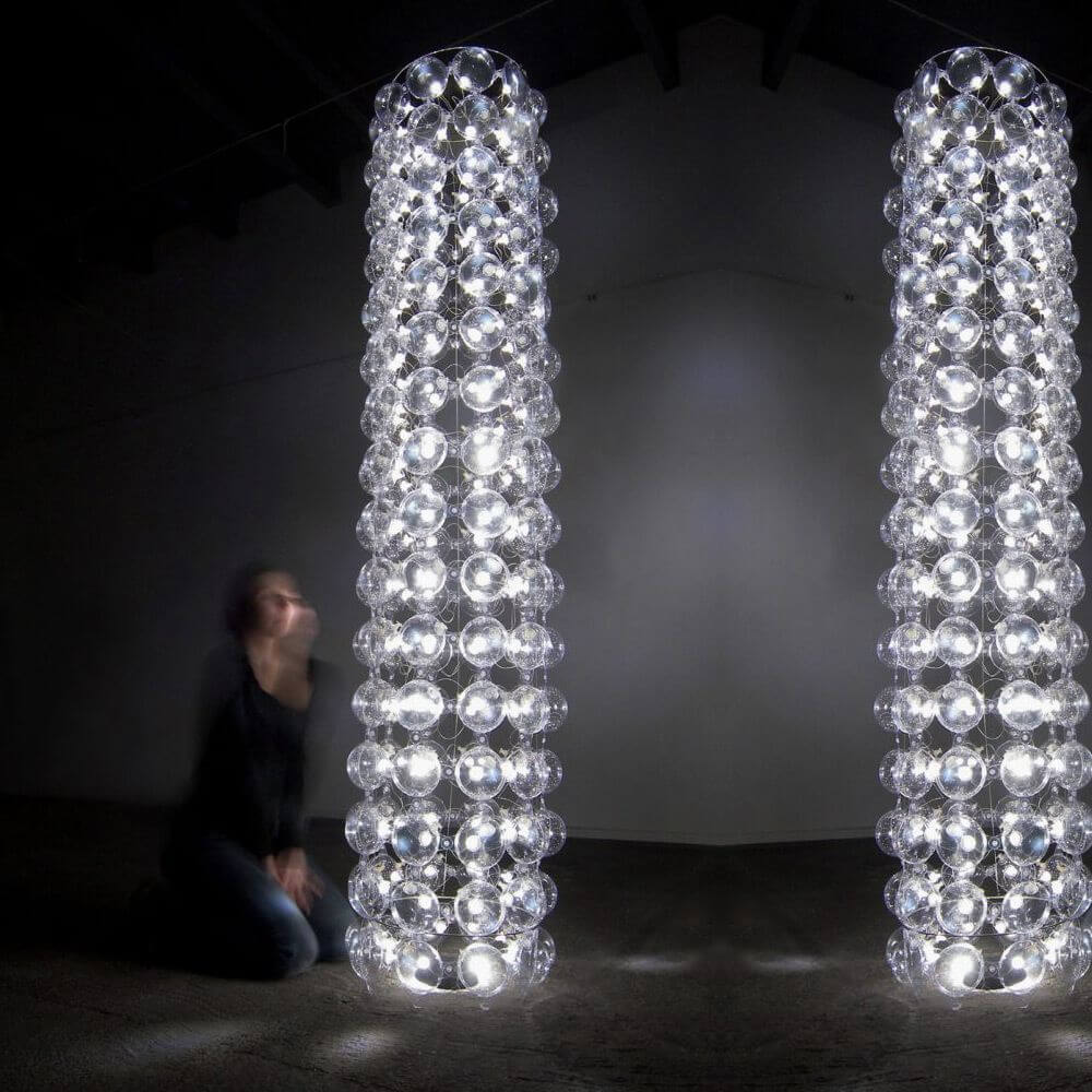 Hightower Design-Stehleuchte 40, elegante Lichtsäule mit LED-Technologie und geringem Gewicht, in modernem Raum.