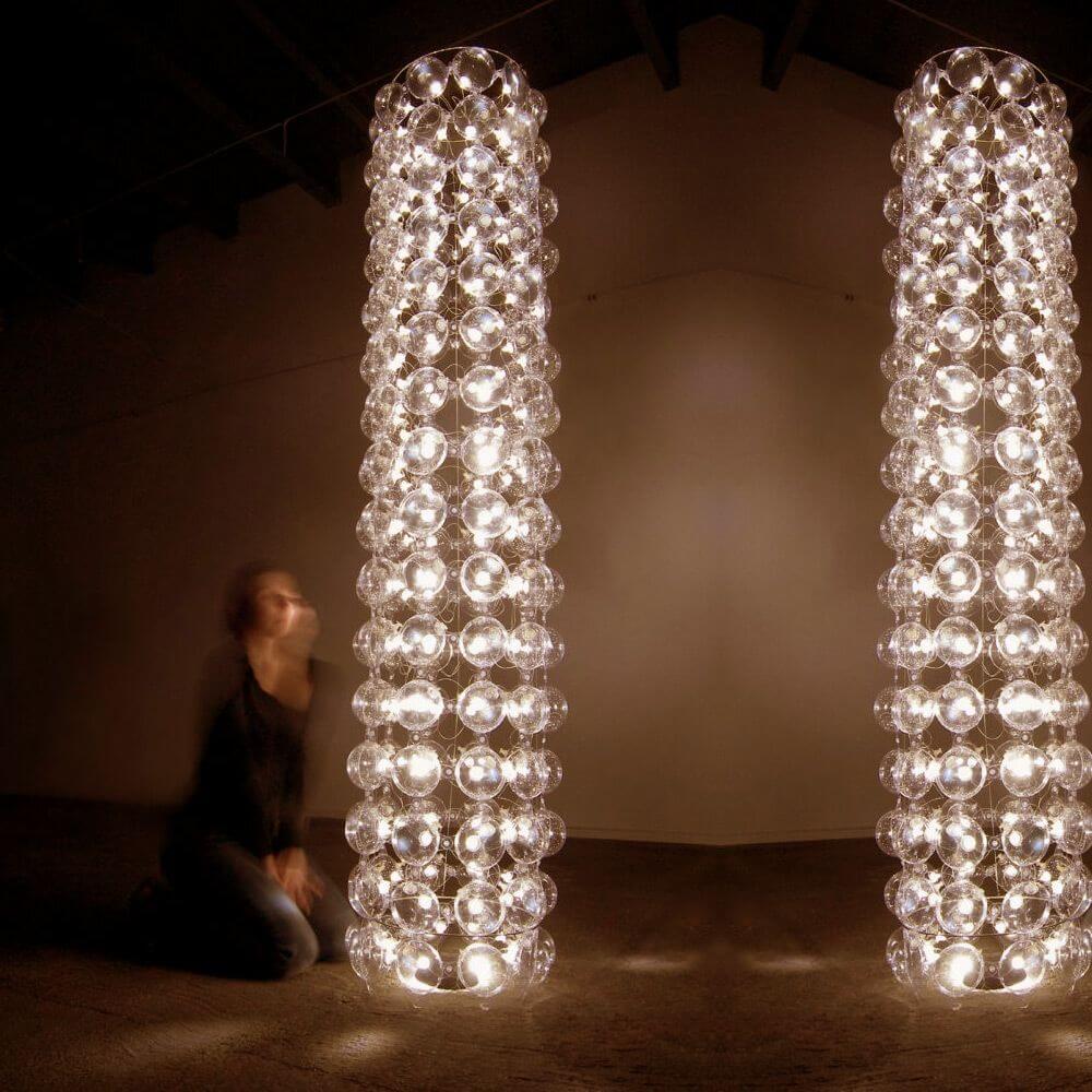 Hightower Design-Stehleuchte in Form einer beleuchteten Säule mit pneumatischer Technologie und LEDs.