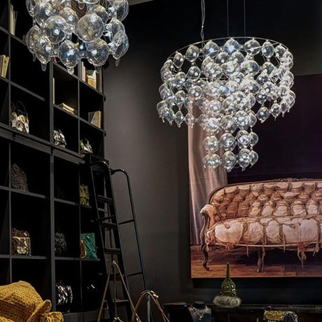 King's Design-Kronleuchter 100cm hängen modern über einem stilvollen Raum mit Kunst und Möbeln.