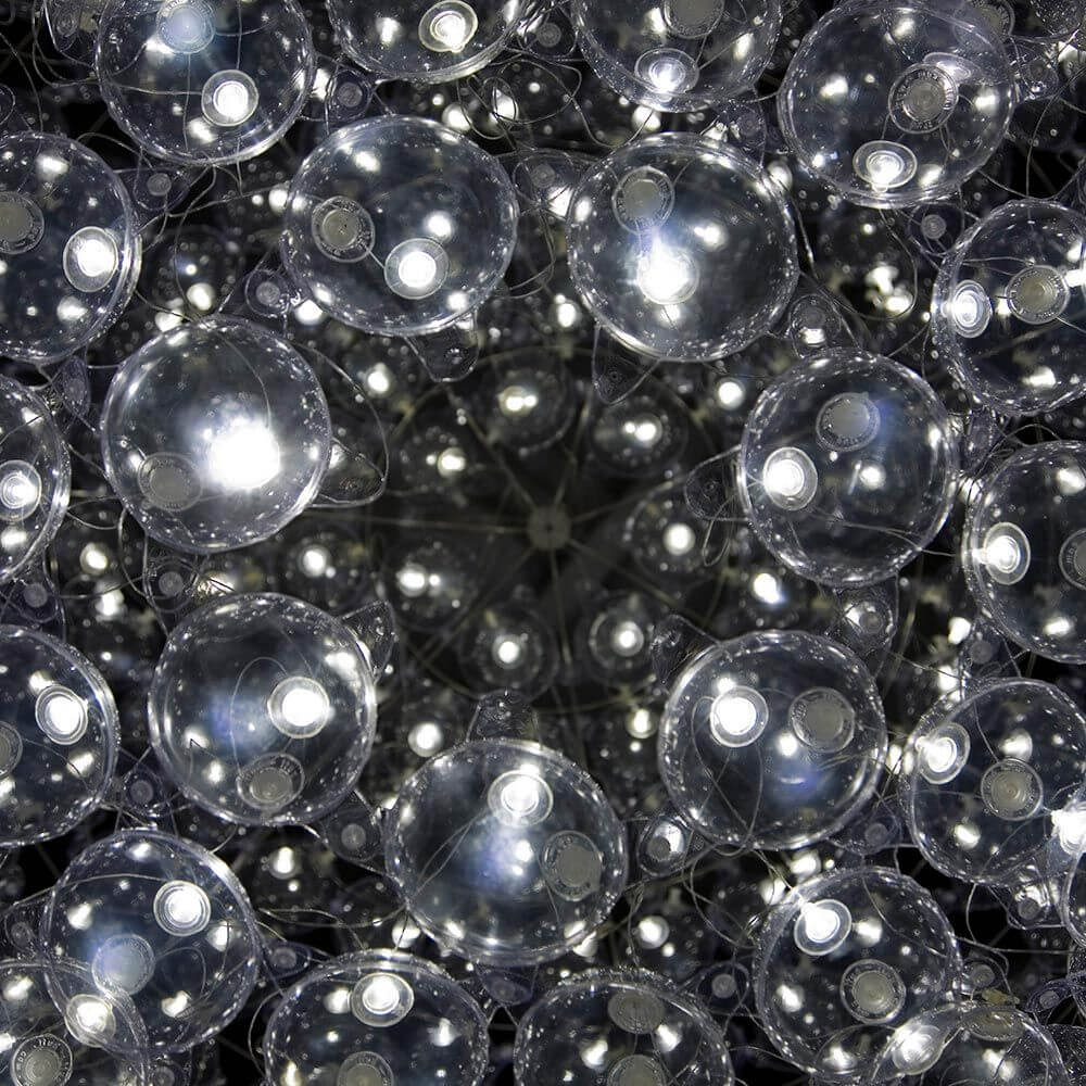Nahaufnahme des Megastar Design-Kronleuchters 140cm mit transparenten Blasen und LEDs.