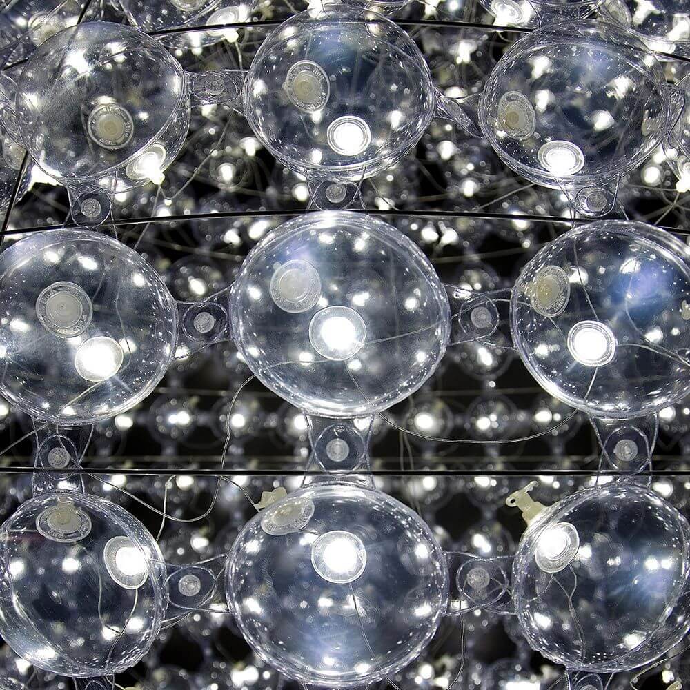 Megastar Design-Kronleuchter 140cm - Detailansicht des Bubbles®-Systems mit luftgefüllten Teilchen und LEDs.