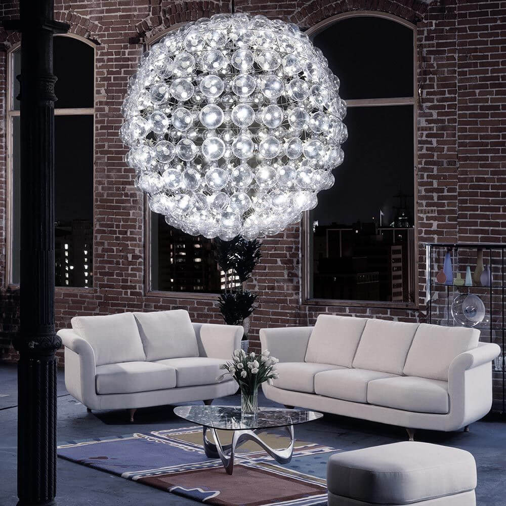 Megastar Design-Kronleuchter 140cm im modernen Wohnraum mit eleganter Beleuchtung.