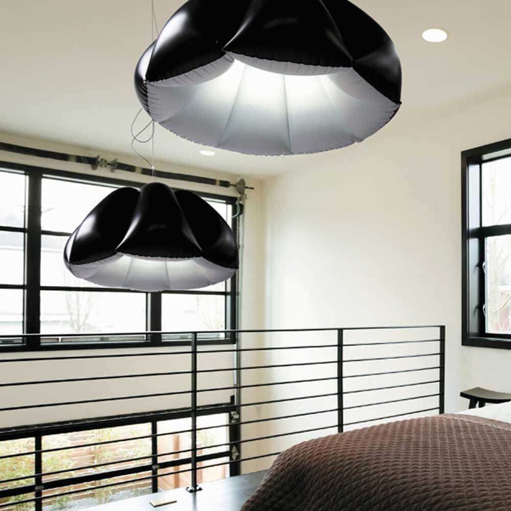 Orca Design-Hängeleuchte 80 mit flexiblen, luftgefüllten Schirmen in modernem Raum.