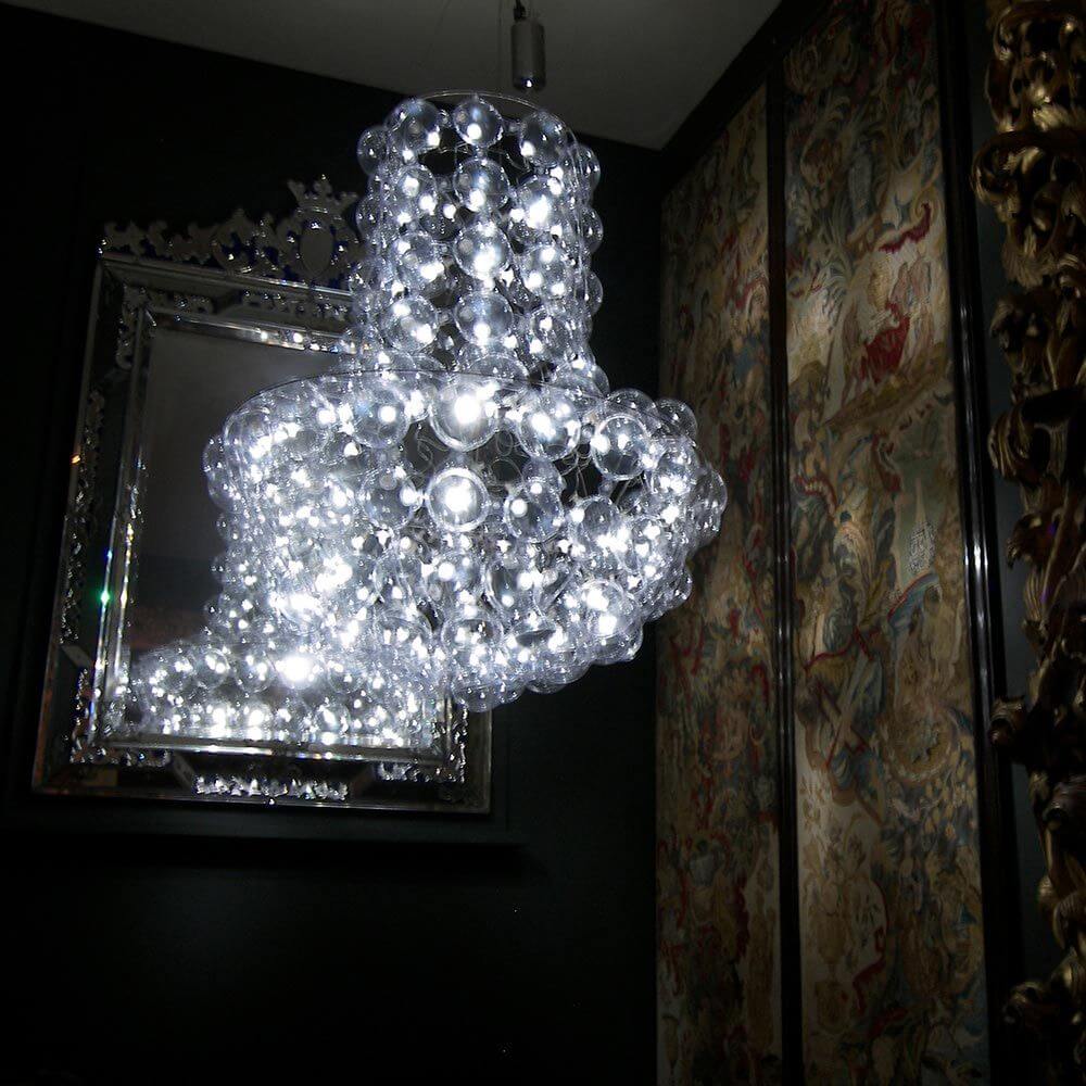 Großer Kronleuchter Queen's Design mit luftgefüllten Bubbles und LED-Lichtpunkten, schwebend im Raum.