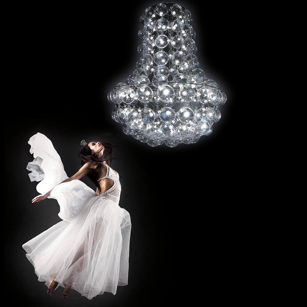 Queen's Design-Kronleuchter 100cm mit luftgefüllten Bubbles®-Modulen und tanzender Frau im eleganten Kleid.
