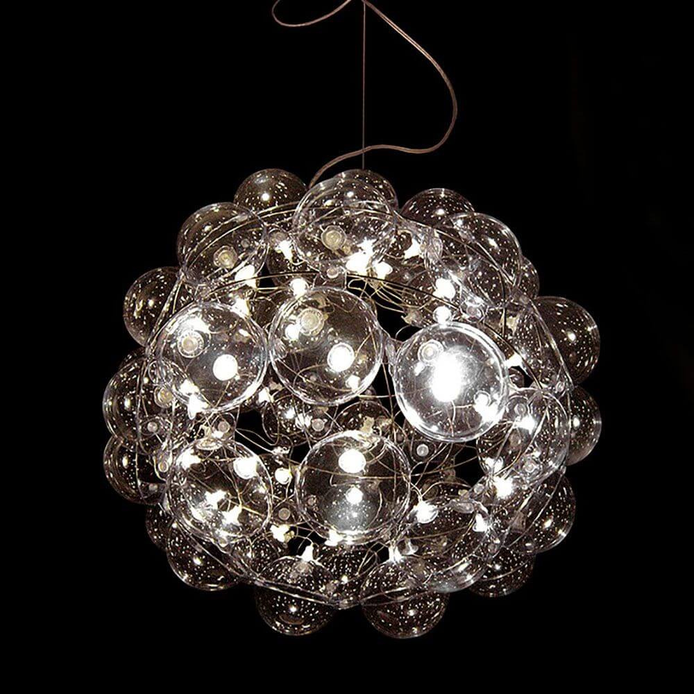 Star Design-Hängeleuchte 65cm mit luftgefüllten Bubbles® und glänzenden Oberflächen, die LED-Lichtpunkte reflektieren.