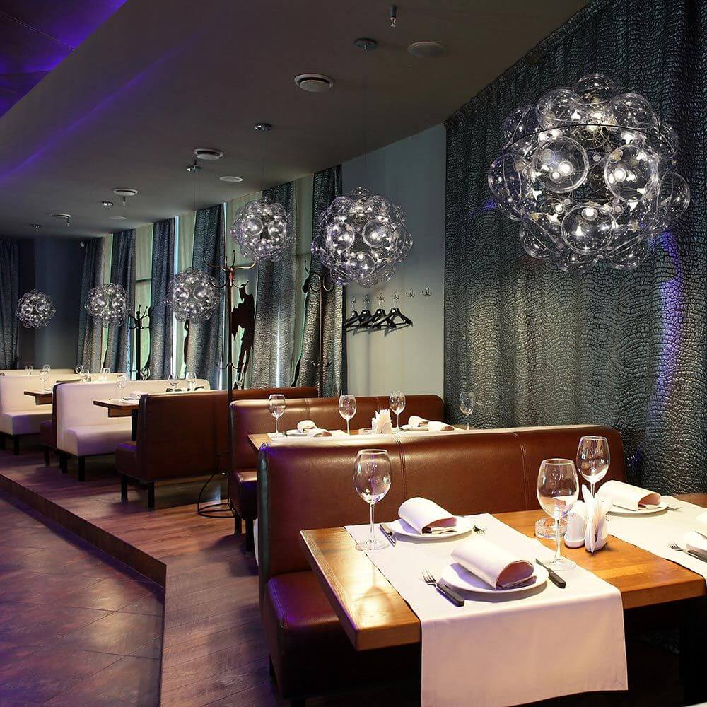 Starlette Design-Pendelleuchte 50cm in modernem Restaurant mit eleganter Beleuchtung