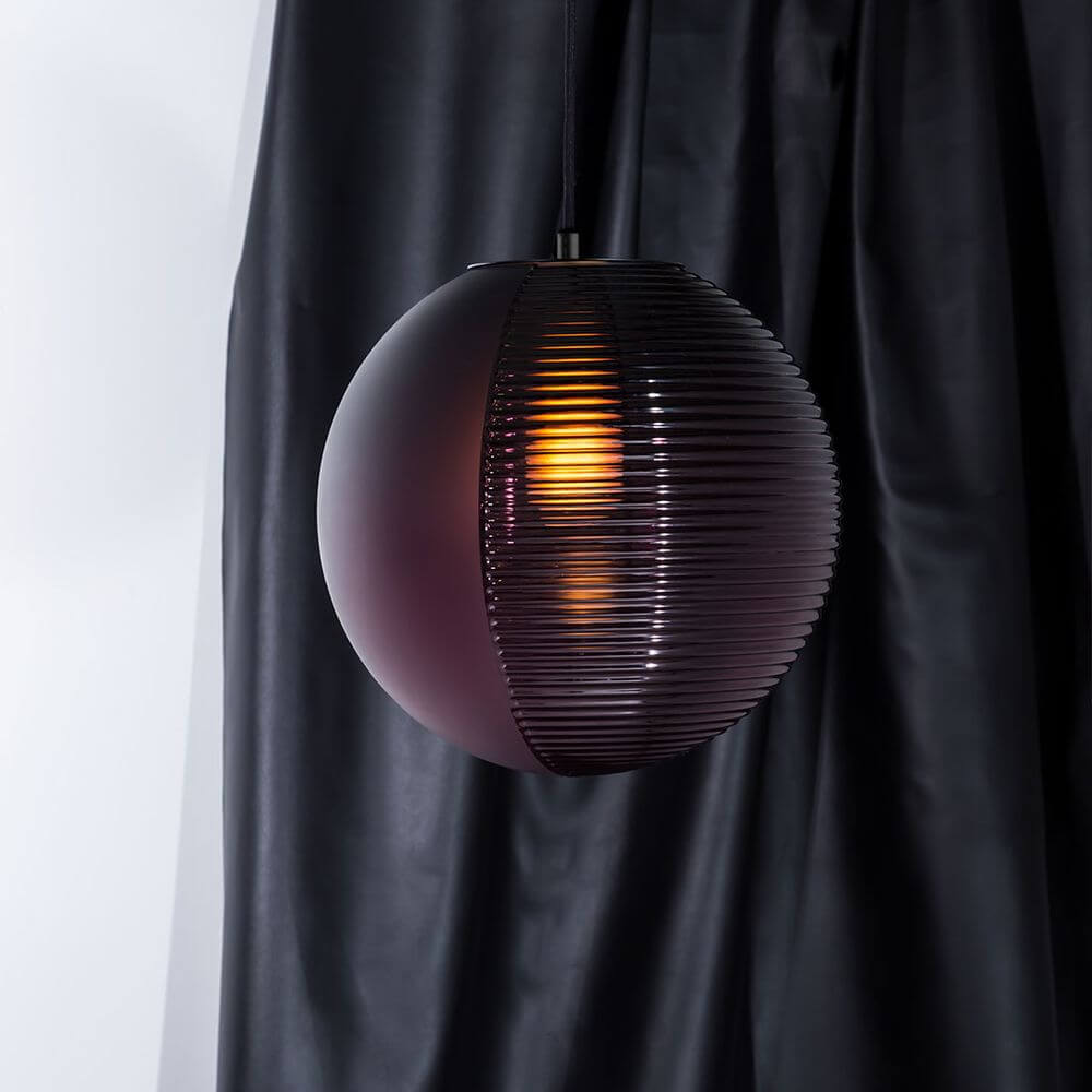 Pulpo LED Hängeleuchte Stellar Small Ø 23cm in elegantem, rippigem Design und sanften Farben.