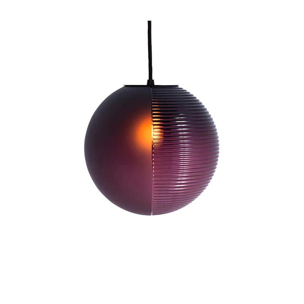 Pulpo LED Pendellampe Stellar Big Ø 39cm mit transparenten Folien und gewelltem Design, inspiriert von der Galaxie.