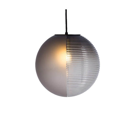 Pulpo LED Pendellampe Stellar Big Ø 39cm mit trüben Transparentfolien und geometrischen Wellen im Design.