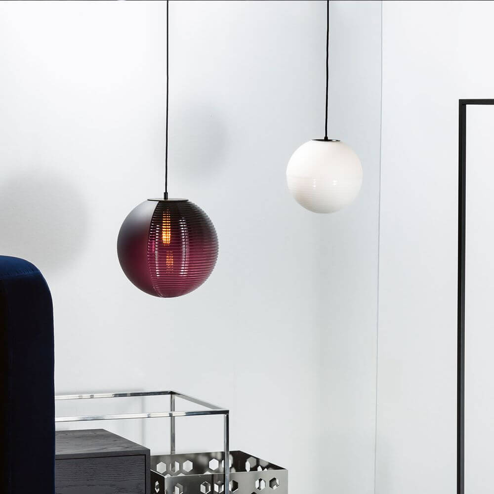 Pulpo LED Pendellampe Stellar Big in Dunkelrot und Weiß, moderne Schlafzimmerbeleuchtung, stilvolles Design.