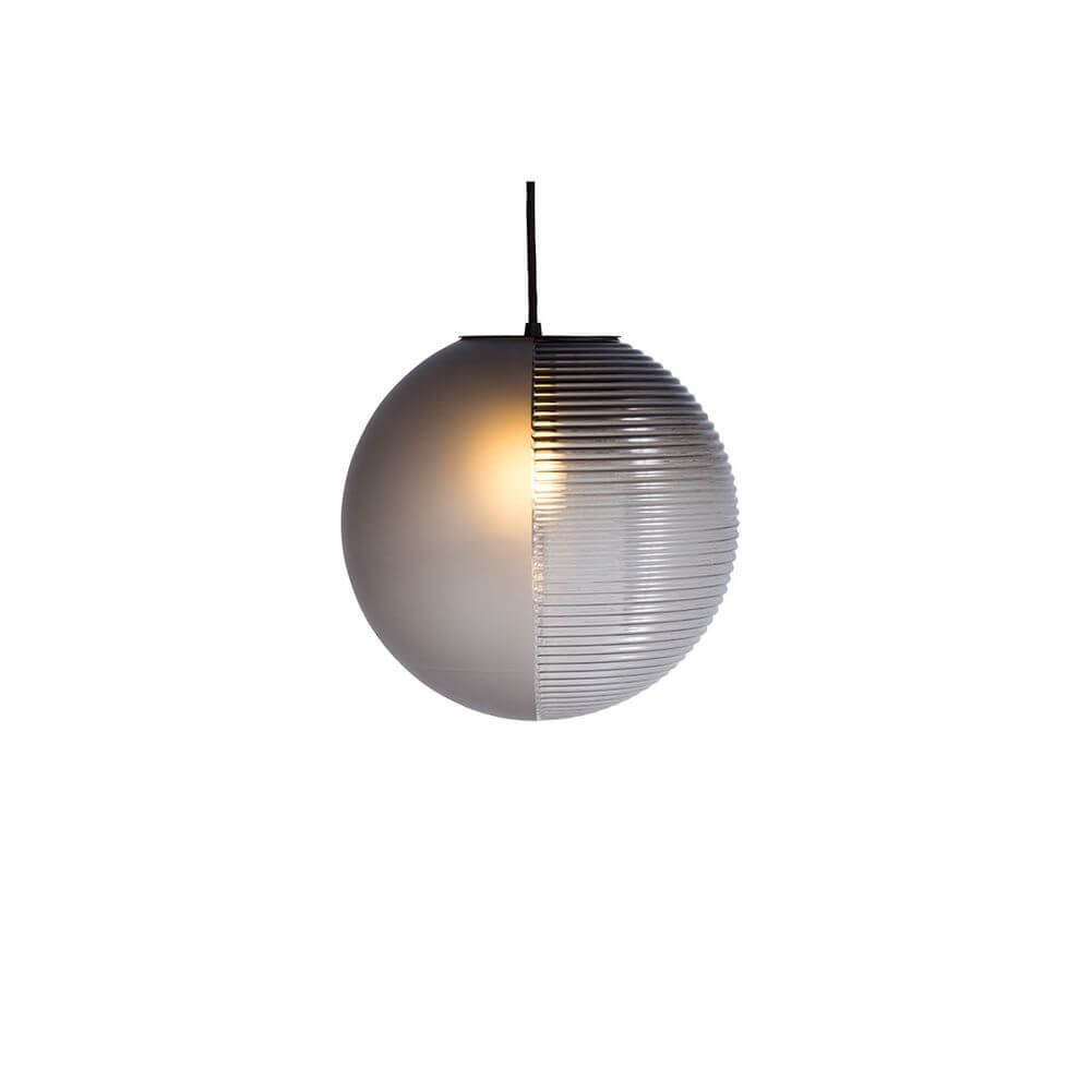 Pulpo LED Pendelleuchte Stellar Medium Ø 31cm mit transparentem Design und geometrischen Wellen.