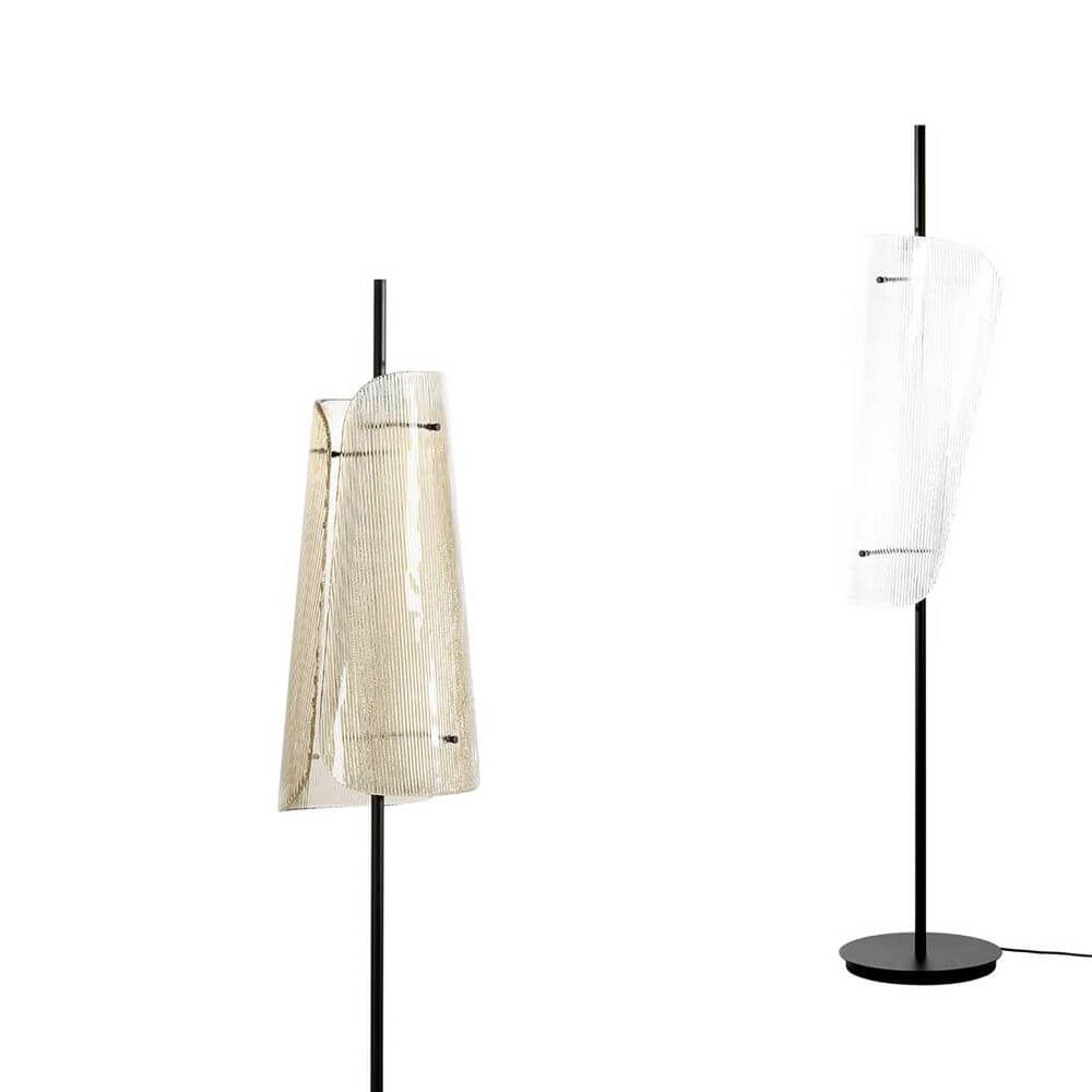 Pulpo LED Stehleuchte Bent One aus Glas mit minimalistischer Struktur und skulpturalem Design, in klar und geriffelt.