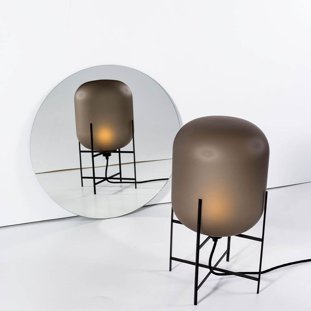 Pulpo LED Stehleuchte Oda Big in Braun mit Spiegel, kombiniert industrielles Design mit sanften Rundungen.