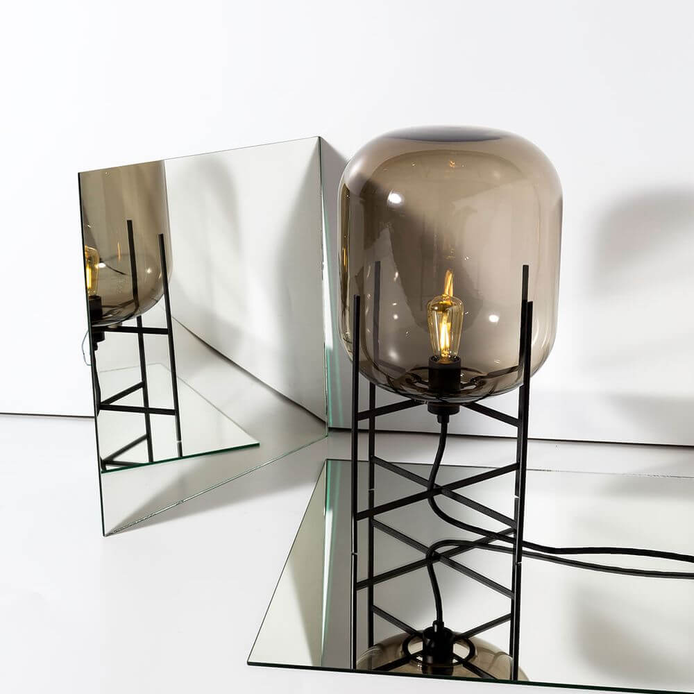 Pulpo LED Stehleuchte Oda Big mit rauchigem Glas und industriellem Design, reflektiert vor einem Spiegel.