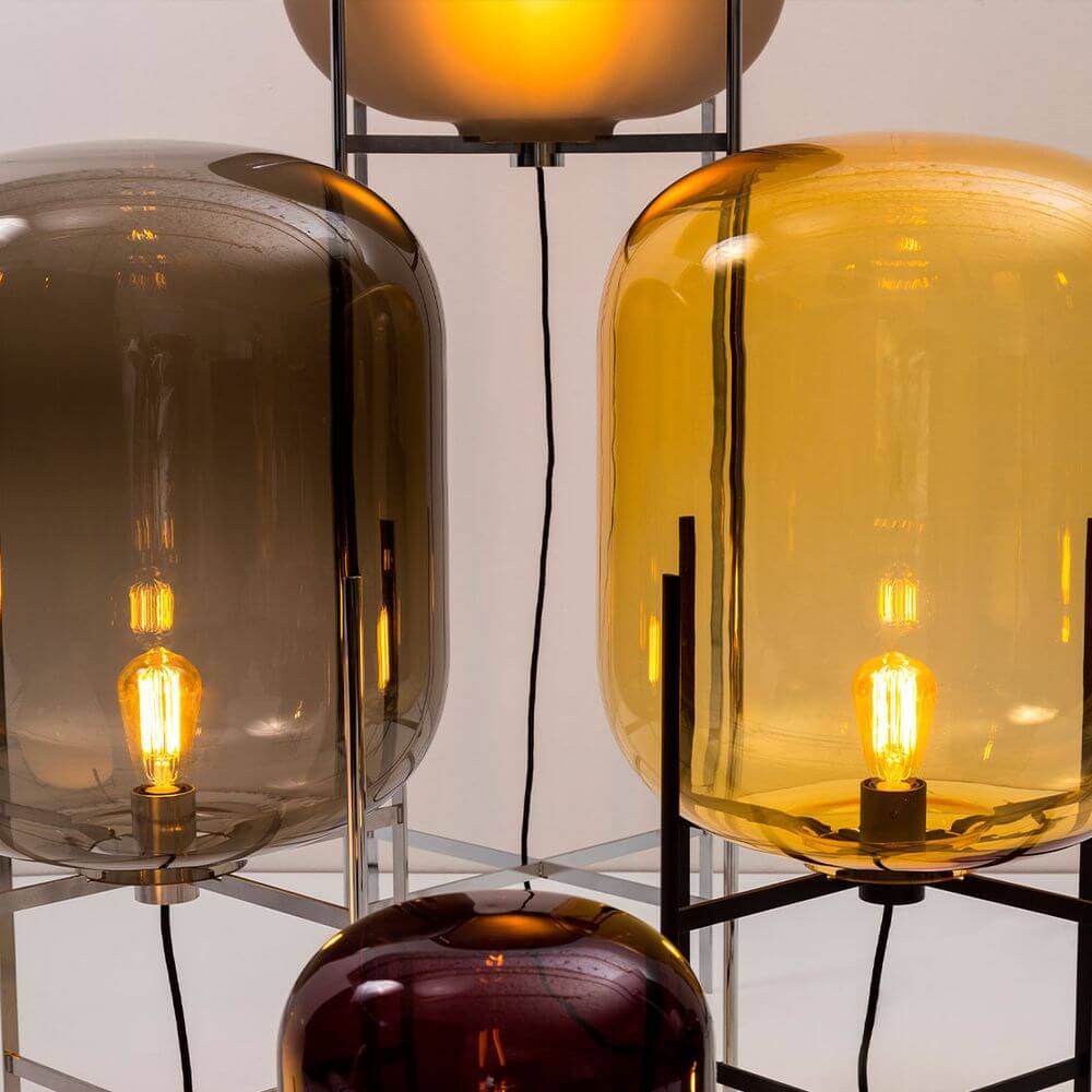 Pulpo LED Stehleuchte Oda Big mit mundgeblasenem Glas in verschiedenen Farben und industriellem Design.