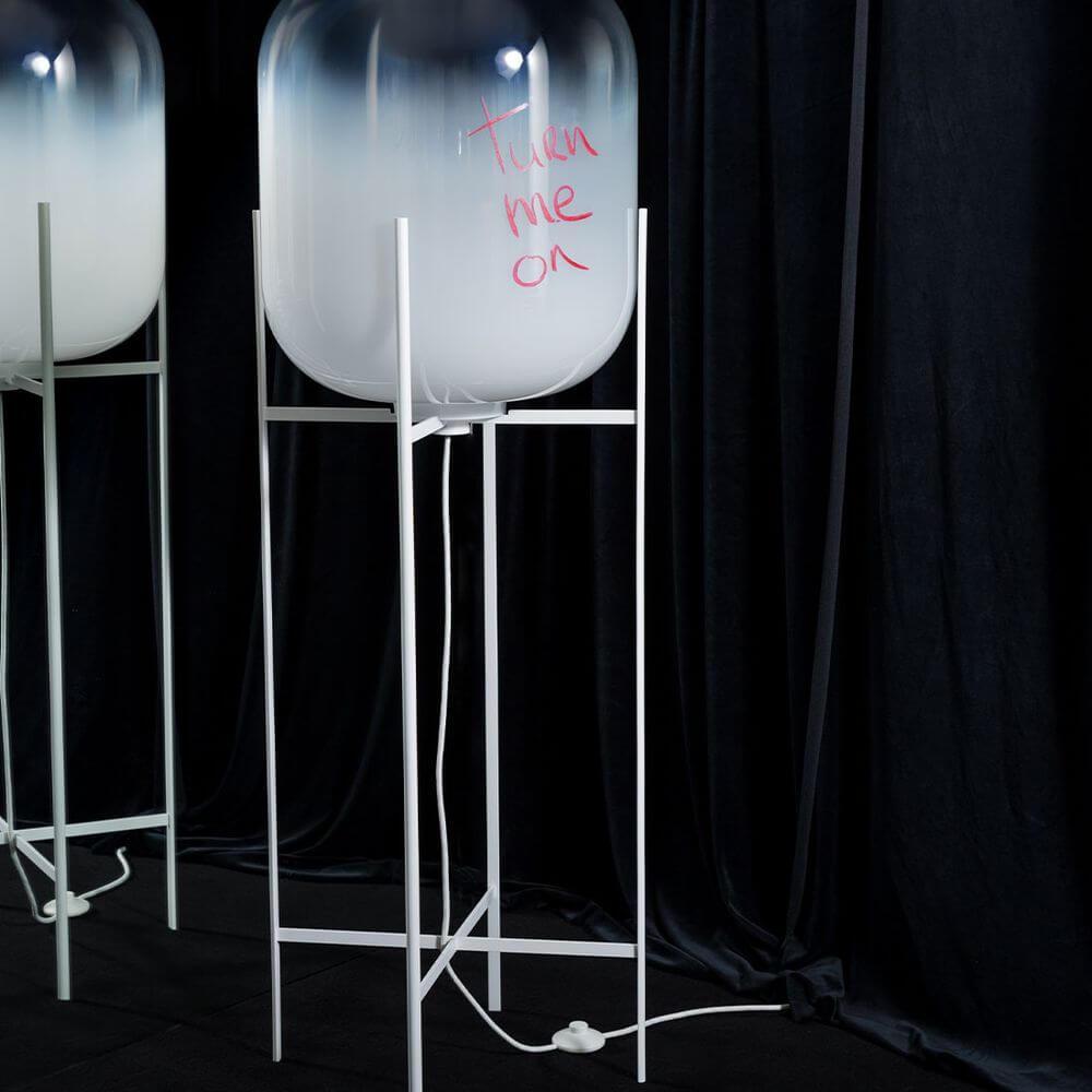 Pulpo LED Stehleuchte Oda Big, bauchige Glasform mit schlanker Basis, industrieller Stil für weiche Innenräume.