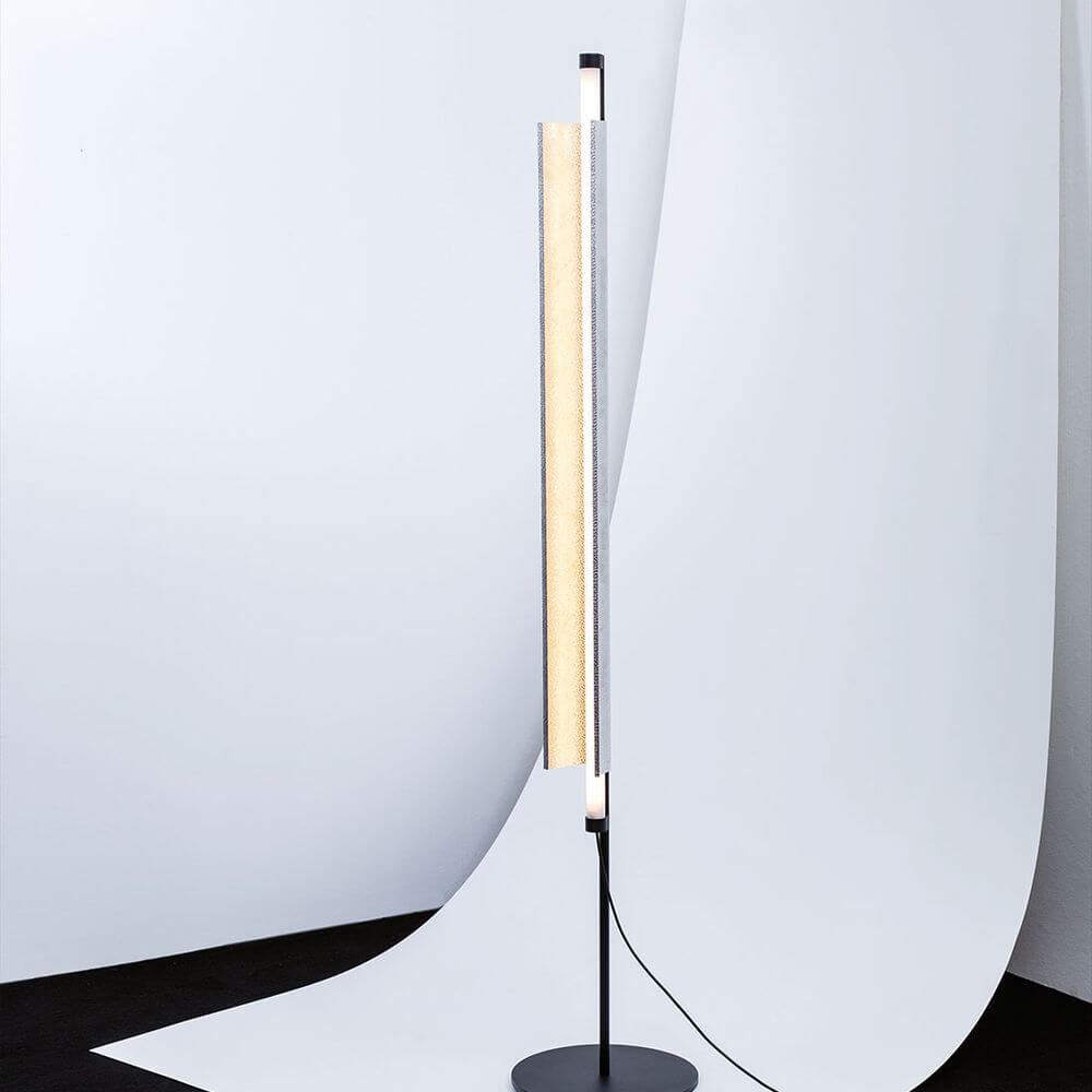 Pulpo LED Stehleuchte RL2 160cm in Schwarz, elegantes Design mit Aluminium und funktionaler LED-Beleuchtung.