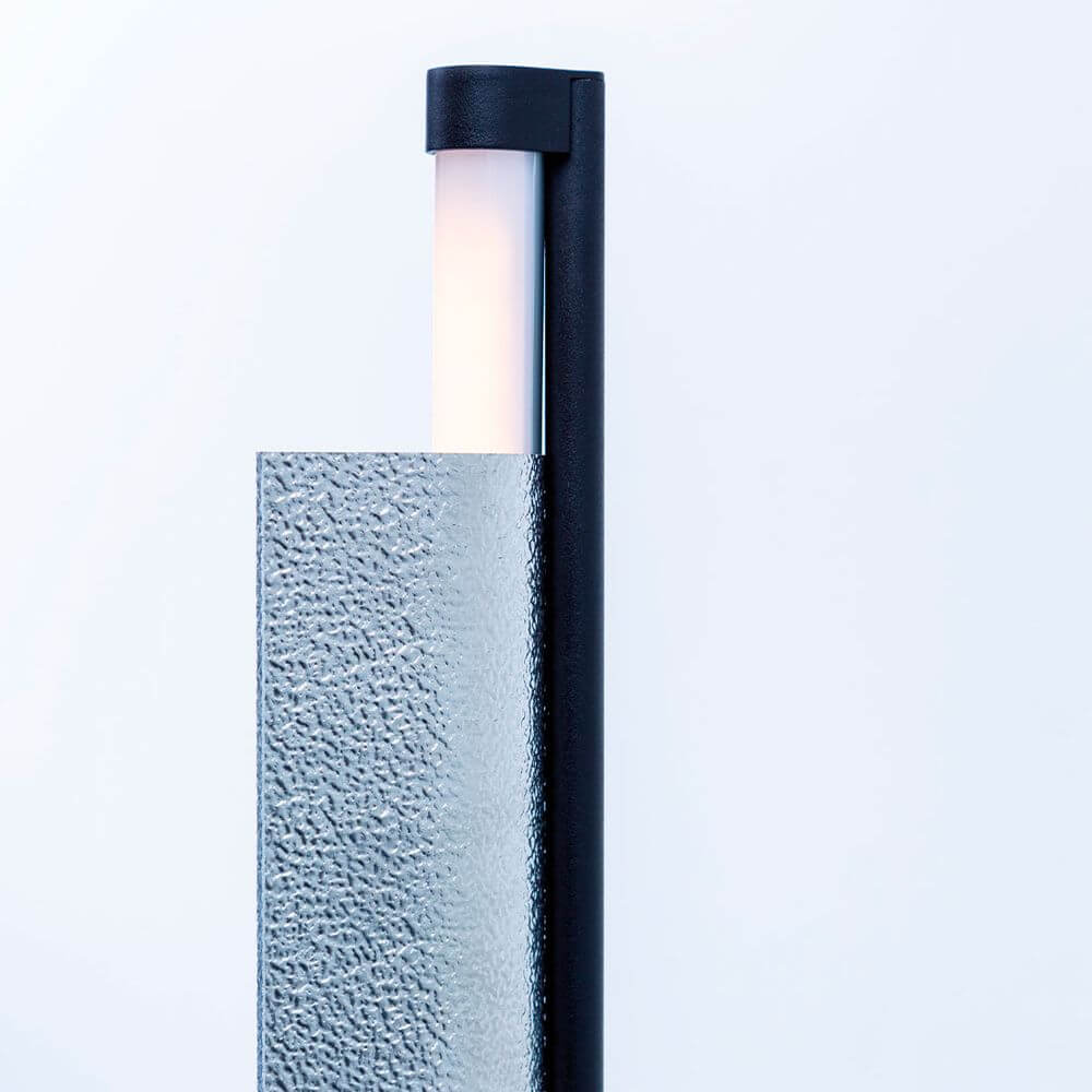 Pulpo LED Stehleuchte RL2 in Schwarz und Aluminium, stilvolles Design und funktionale Beleuchtung.