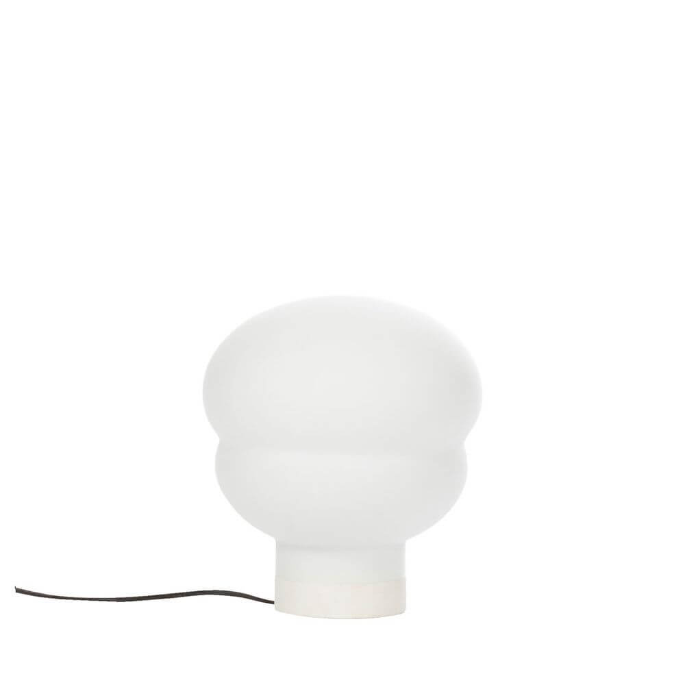 Pulpo LED Tischlampe Kumo Small in geometrischer, sanfter Form mit weißem Glas und minimalistischer Basis.