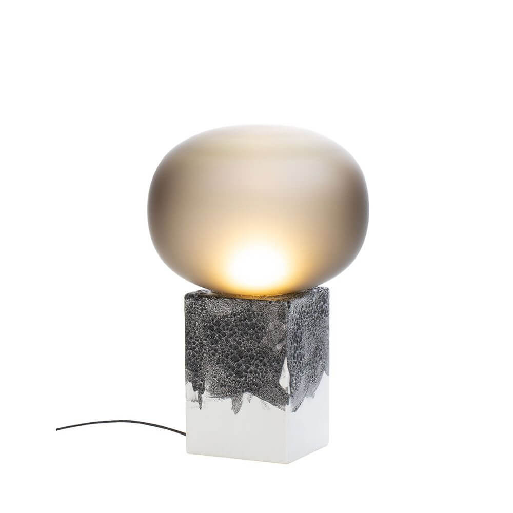Pulpo LED Tischlampe Magma One, Ø 40cm, H 60cm, aus gefrostetem Glas und handgefertigter Keramik.