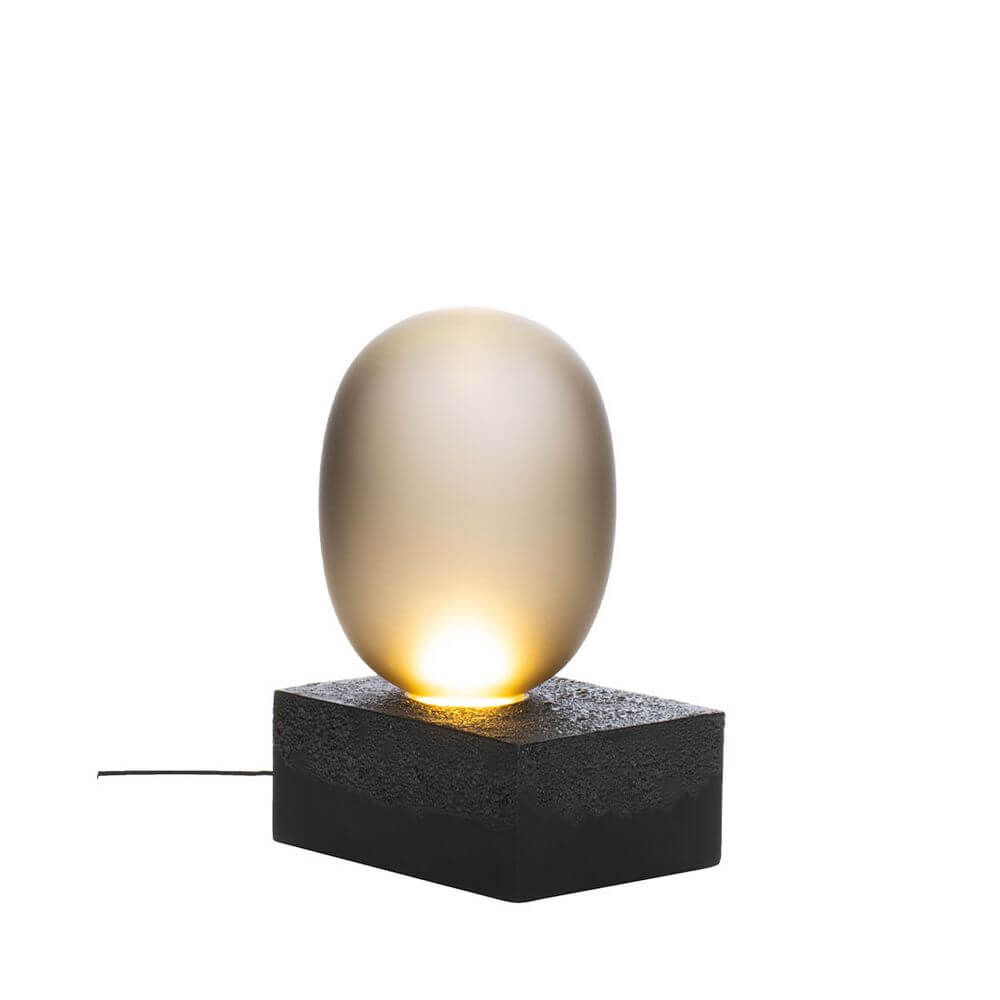 Pulpo LED Tischlampe Magma Two, Ø 30cm, H 55cm, mundgeblasenes Glas und handgefertigter Keramikfuß in modernem Design.