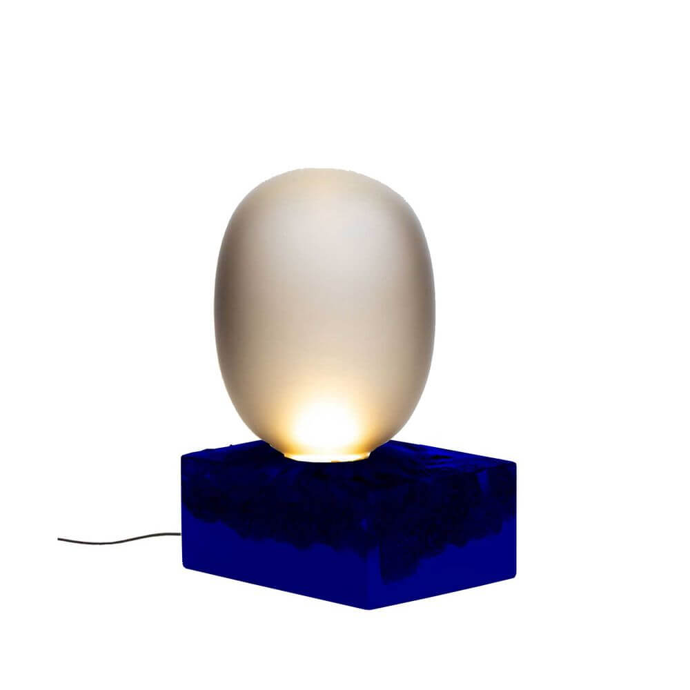Pulpo LED Tischlampe Magma Two in ovaler Form auf handgefertigtem blauen Keramiksockel, Ø 30cm, H 55cm.