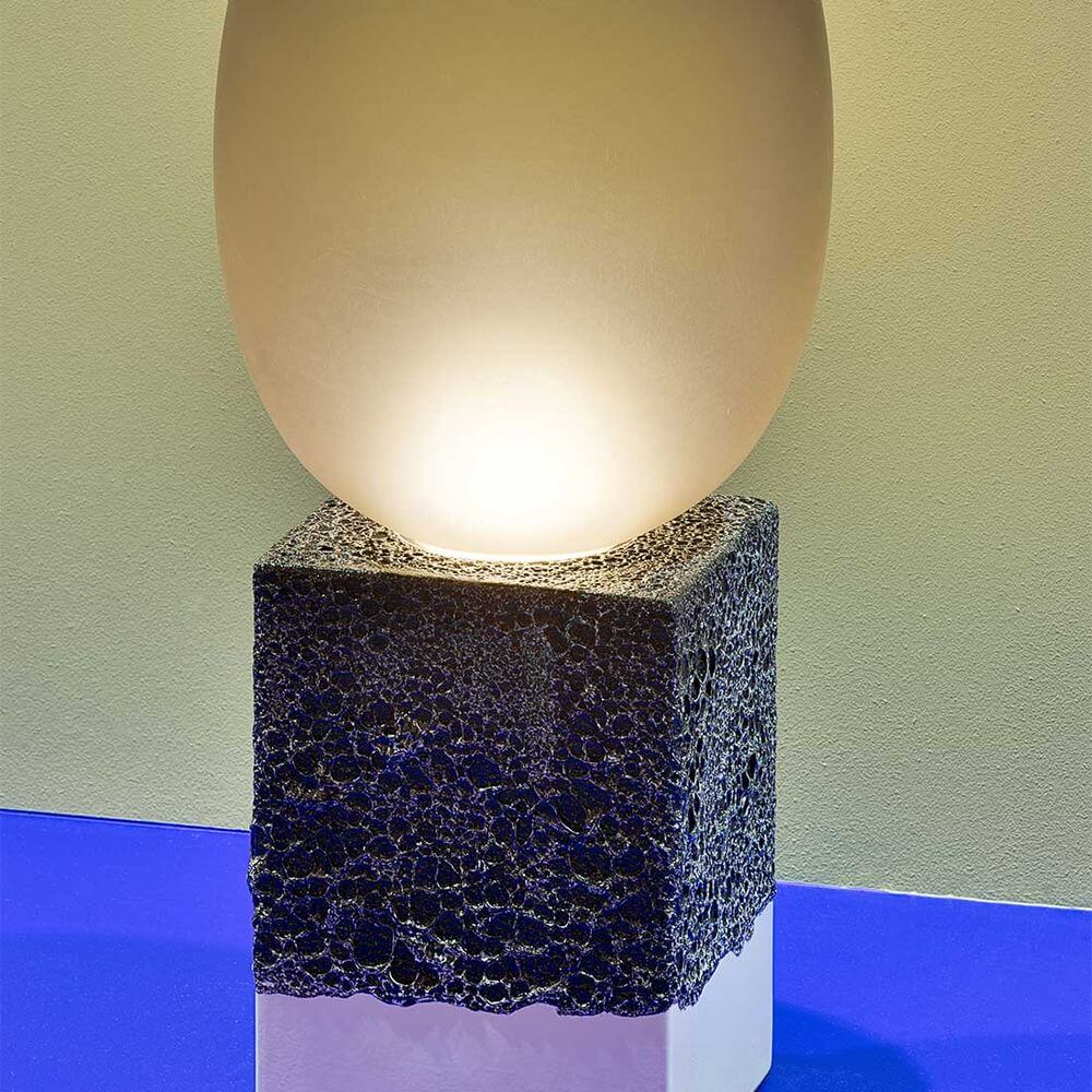 Pulpo LED Tischlampe Magma Two, Hochglanz und matte Kontraste, Ø 30cm H 55cm, aus mundgeblasenem Glas und Keramik.