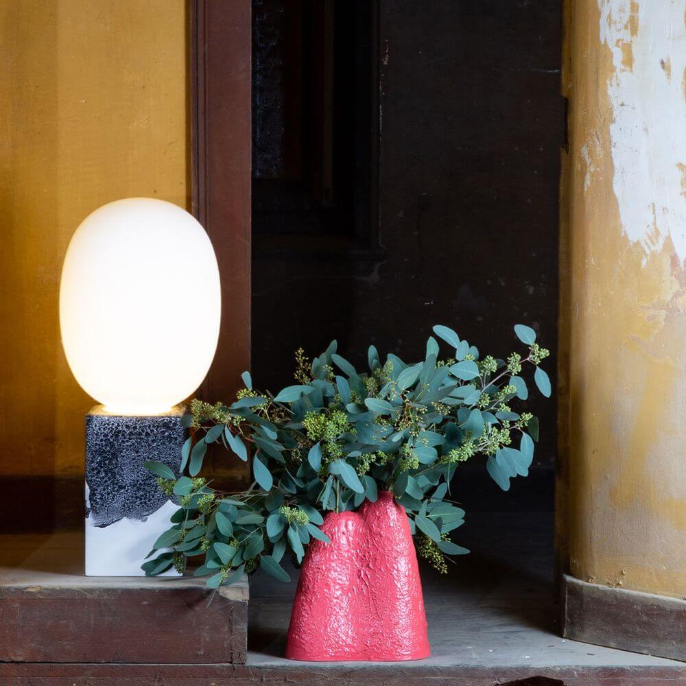 Pulpo LED Tischlampe Magma Two mit heller, runder Glaskugel und handgefertigtem Keramikfuß, dekorativ mit Pflanzen.