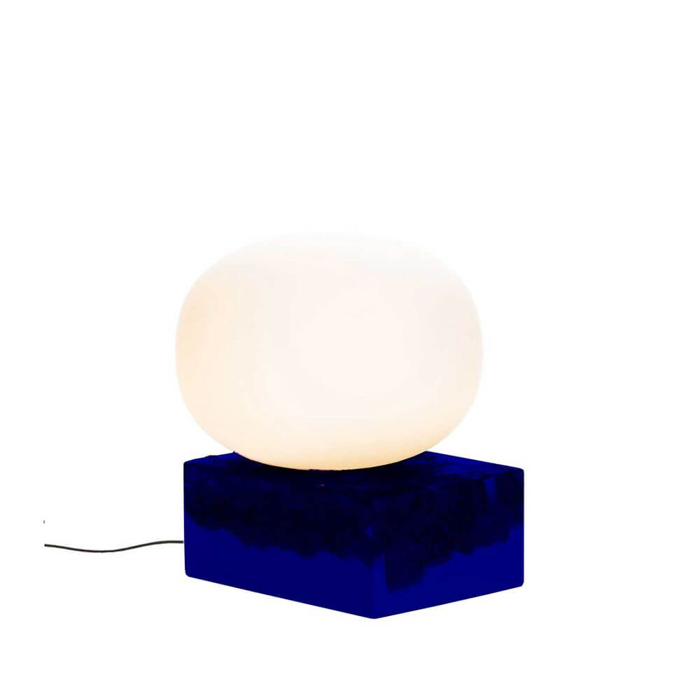 Pulpo LED Tischlampe Magma Two in Blau, Ø 41cm, H 46cm, modernes Design mit gefrostetem Glas und handgefertigter Keramikbasis.