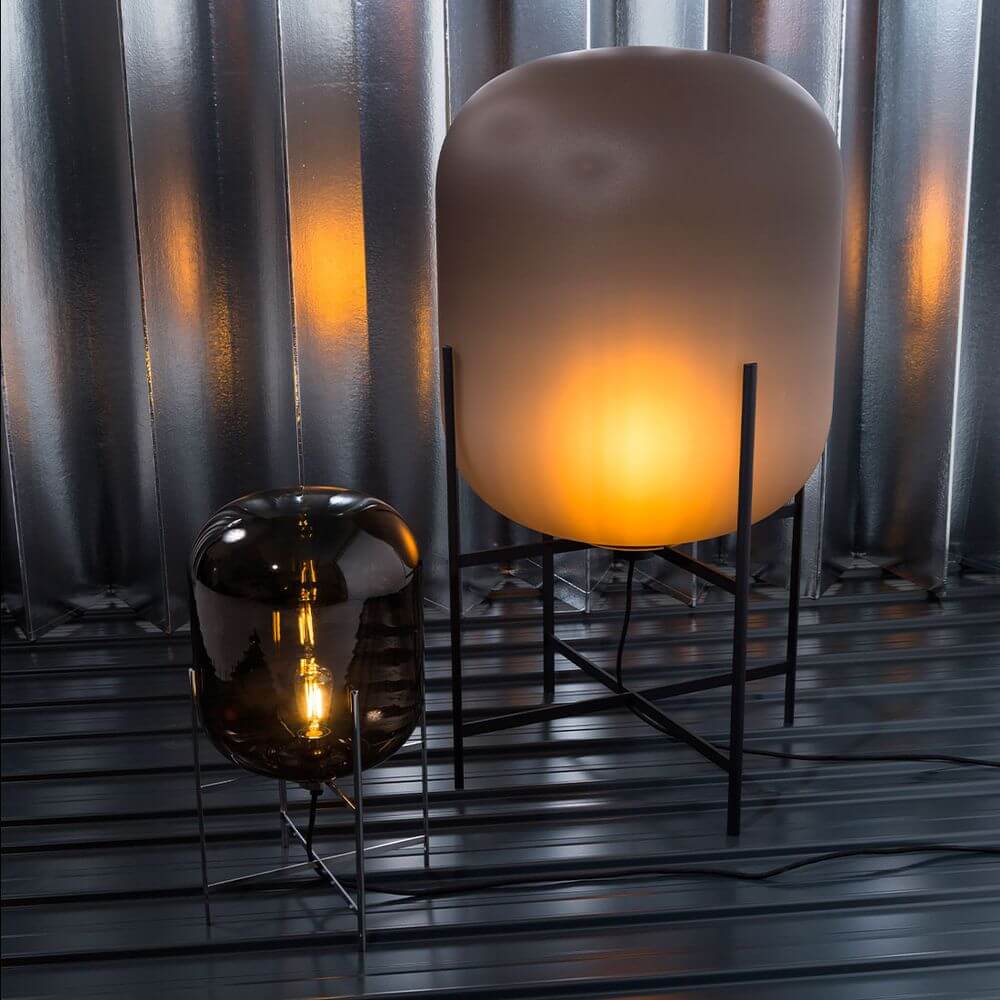 Pulpo LED Tischlampe Oda Medium und Klein auf schwarzem Untergrund, warmes Licht in industriellem Design.