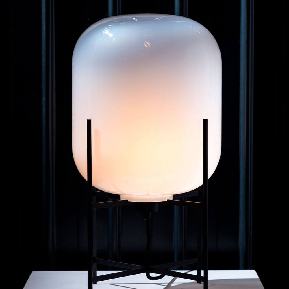 Pulpo LED Tischlampe Oda Medium mit mundgeblasenem Glas, warmem Licht und industriellem Design.