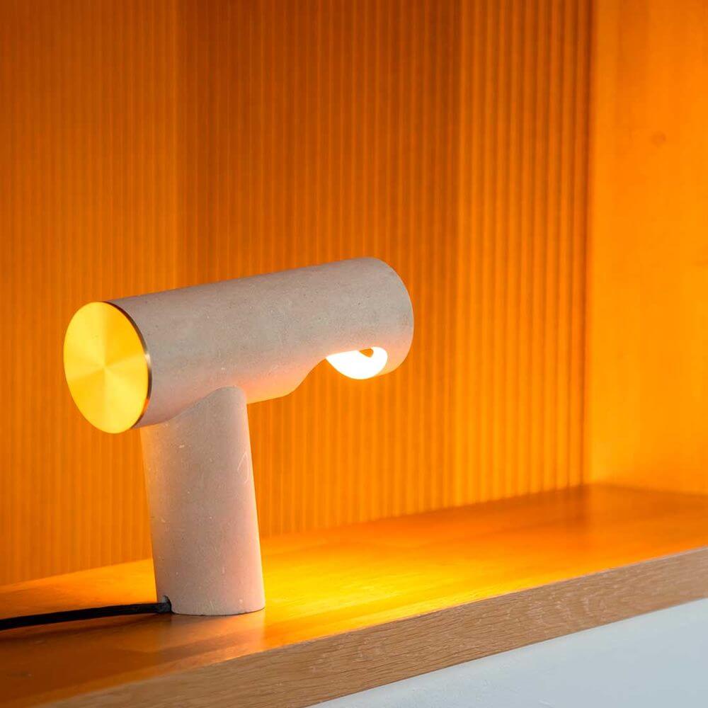 Pulpo LED Tischlampe aus Kalkstein mit goldenen Akzenten und sanfter Beleuchtung, perfekt für elegante Tischgestaltung.