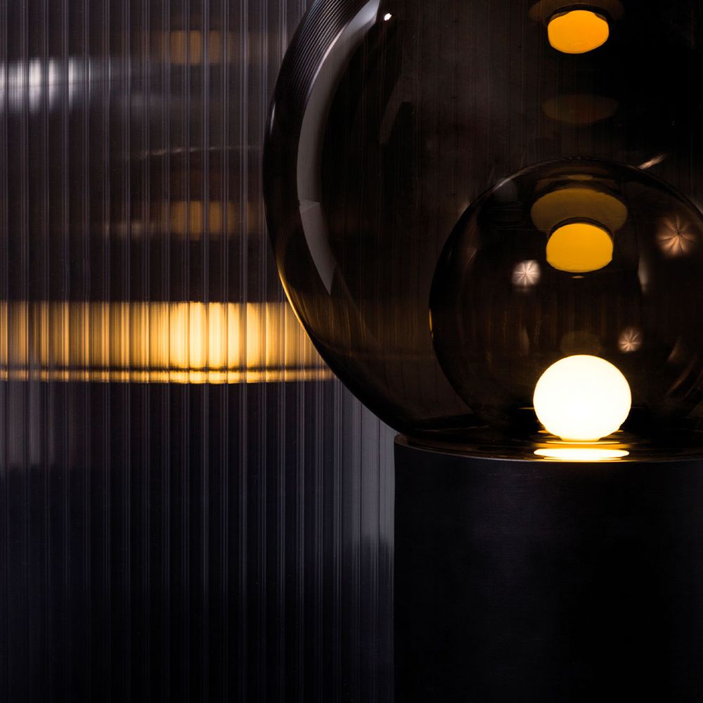 Stilvolle Boule Tischleuchte aus Porzellan und mundgeblasenem Glas, designt von Sebastian Herkner für Pulpo.