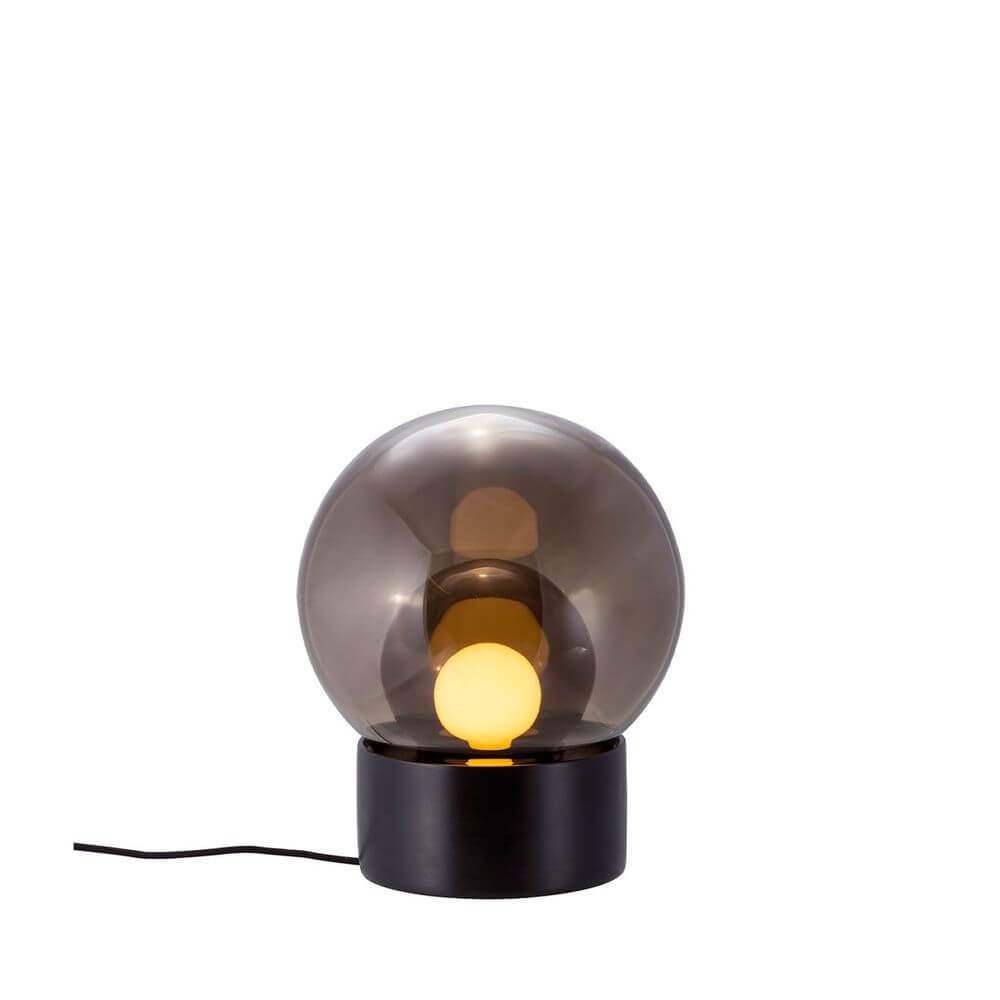 Boule Tischleuchte von Pulpo, Designer Sebastian Herkner, mit mattiertem Porzellanfuß und mundgeblasenem Kugelglas.