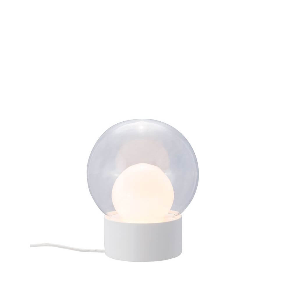 Pulpo LED Tischleuchte Boule Small Ø 29cm mit matt weißem Porzellanfuß und mundgeblasenem Kugelglas.