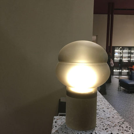 Pulpo LED lampe de table Kumo High 54 cm Ø 35 cm sur une table, lumière douce dans un espace moderne.