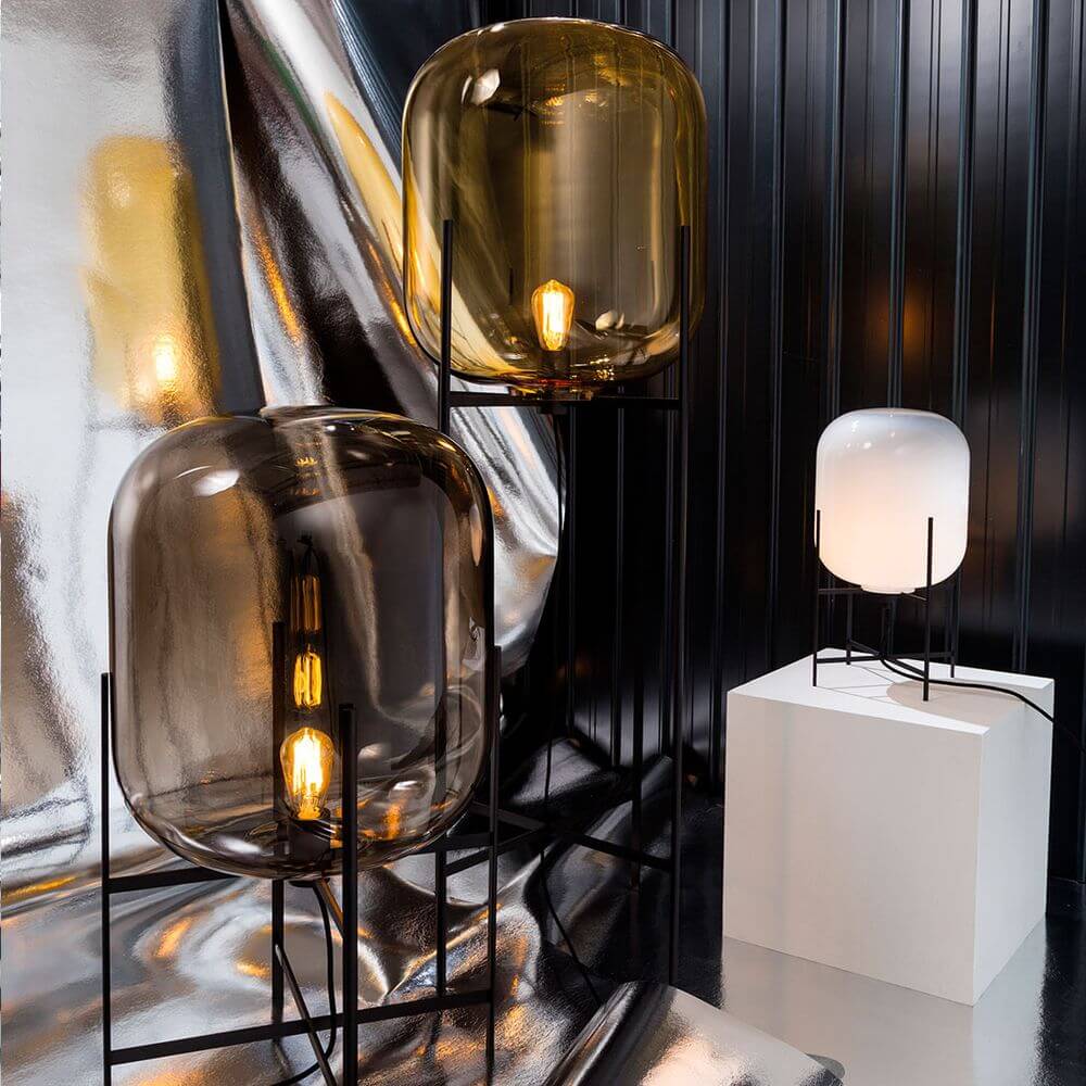 Pulpo LED Tischleuchten Oda in verschiedenen Größen mit bauchigem Glas und schwarzem Gestell, elegante industrielle Ästhetik.