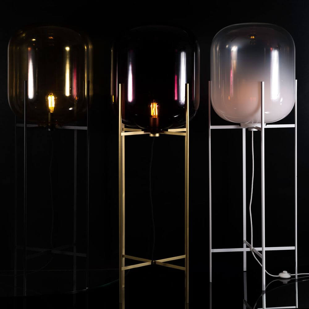 Drei Pulpo Oda Tischleuchten in verschiedenen Farben, elegant und modern mit mundgeblasenem Glas auf schlanker Basis.