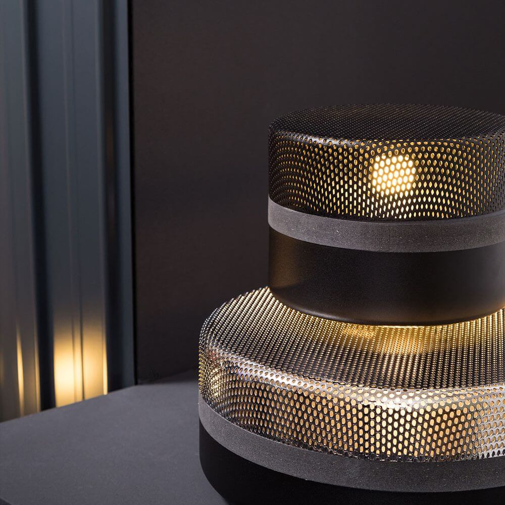 Pulpo LED Tischleuchte Steel Drop Small mit Stahl- und Metallsockel für einzigartiges Lichtspiel.