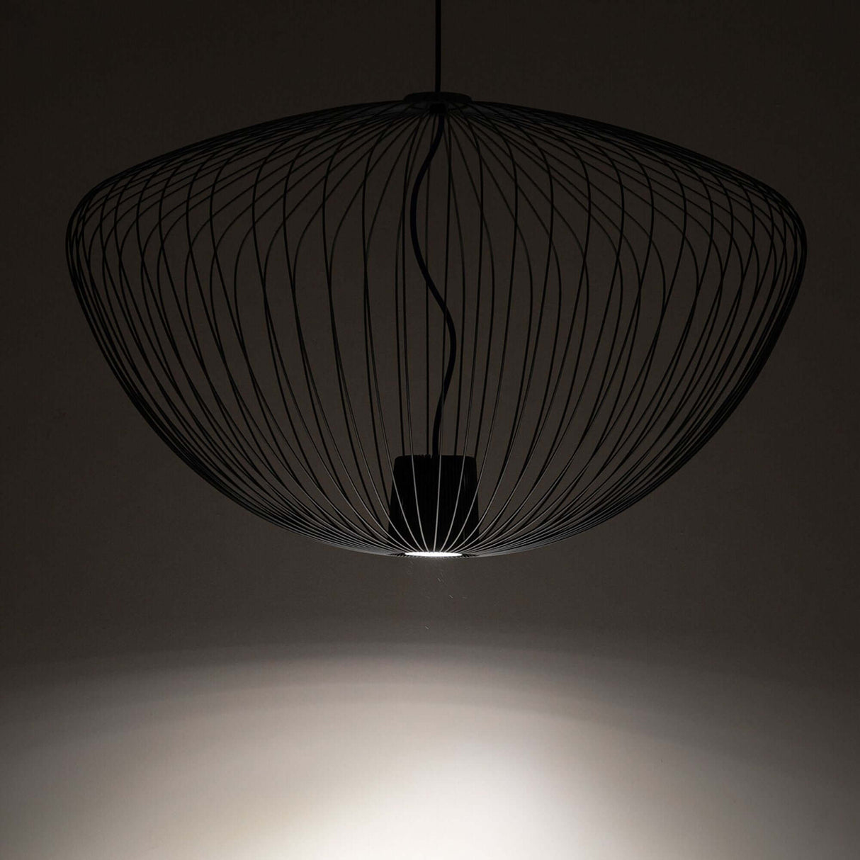 Pumpkin L Hängeleuchte Ø 70cm H 45cm in modernen, eleganten Drahtdesign für stilvolles Raumlicht.