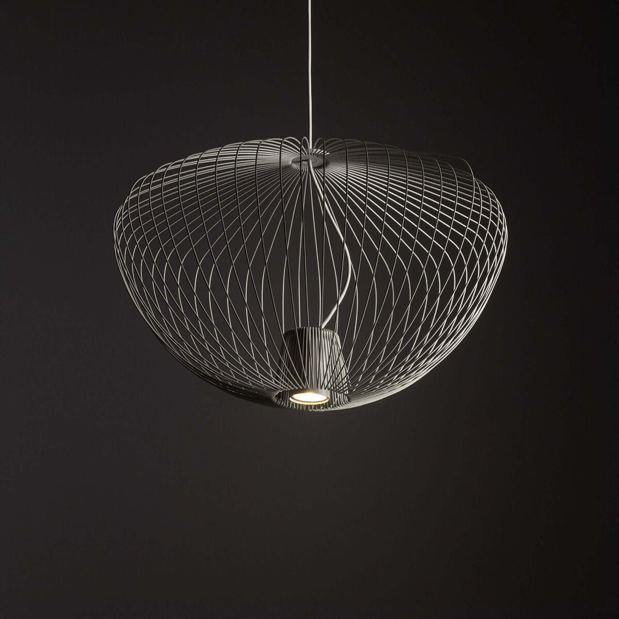 Pumpkin M Hängeleuchte Ø 54,5cm H 33cm in modernem Design mit eleganten Linienführungen.