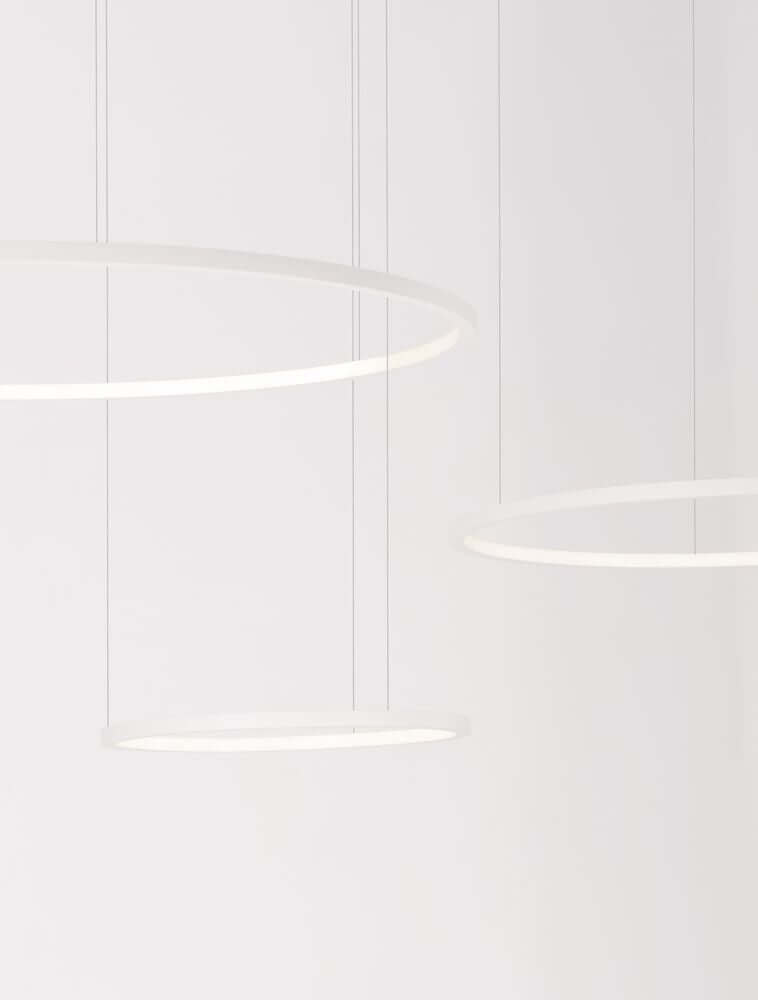 Purple LED Pendelleuchte 3-flammig Ø 130cm 3000K hängend in modernem Design mit ringförmigen Lampenschirmen.